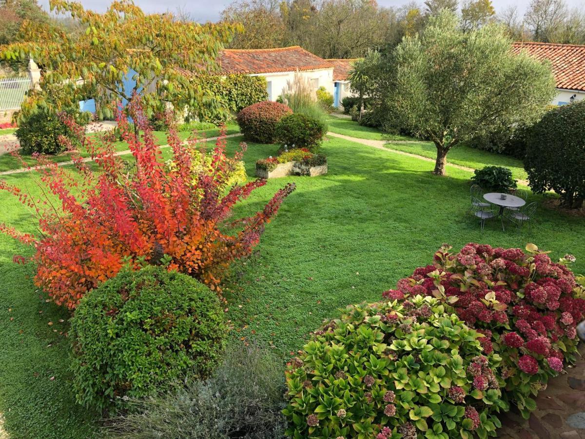 L'Enclos Bleu, Gite - Marais Poitevin Avec Piscine Chauffee Chaille-Les-Marais Kültér fotó