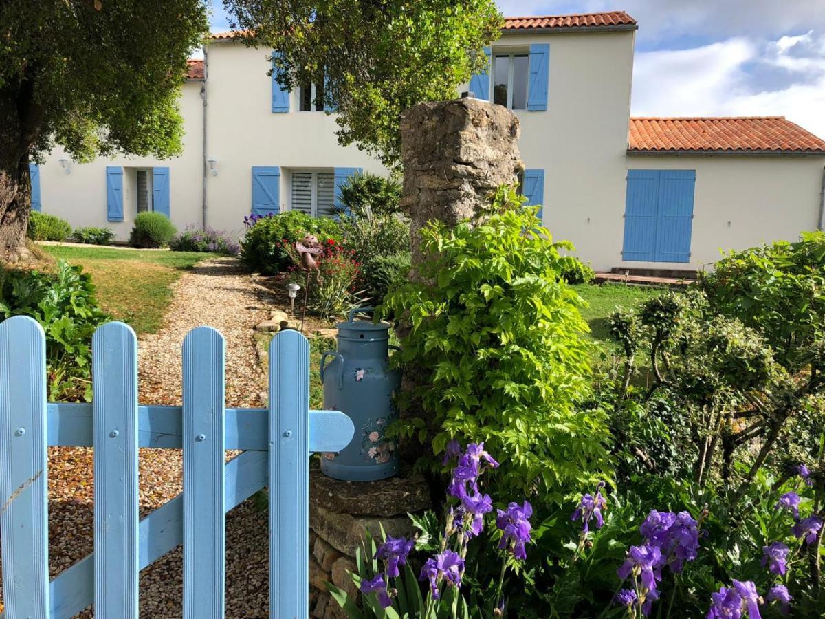 L'Enclos Bleu, Gite - Marais Poitevin Avec Piscine Chauffee Chaille-Les-Marais Kültér fotó