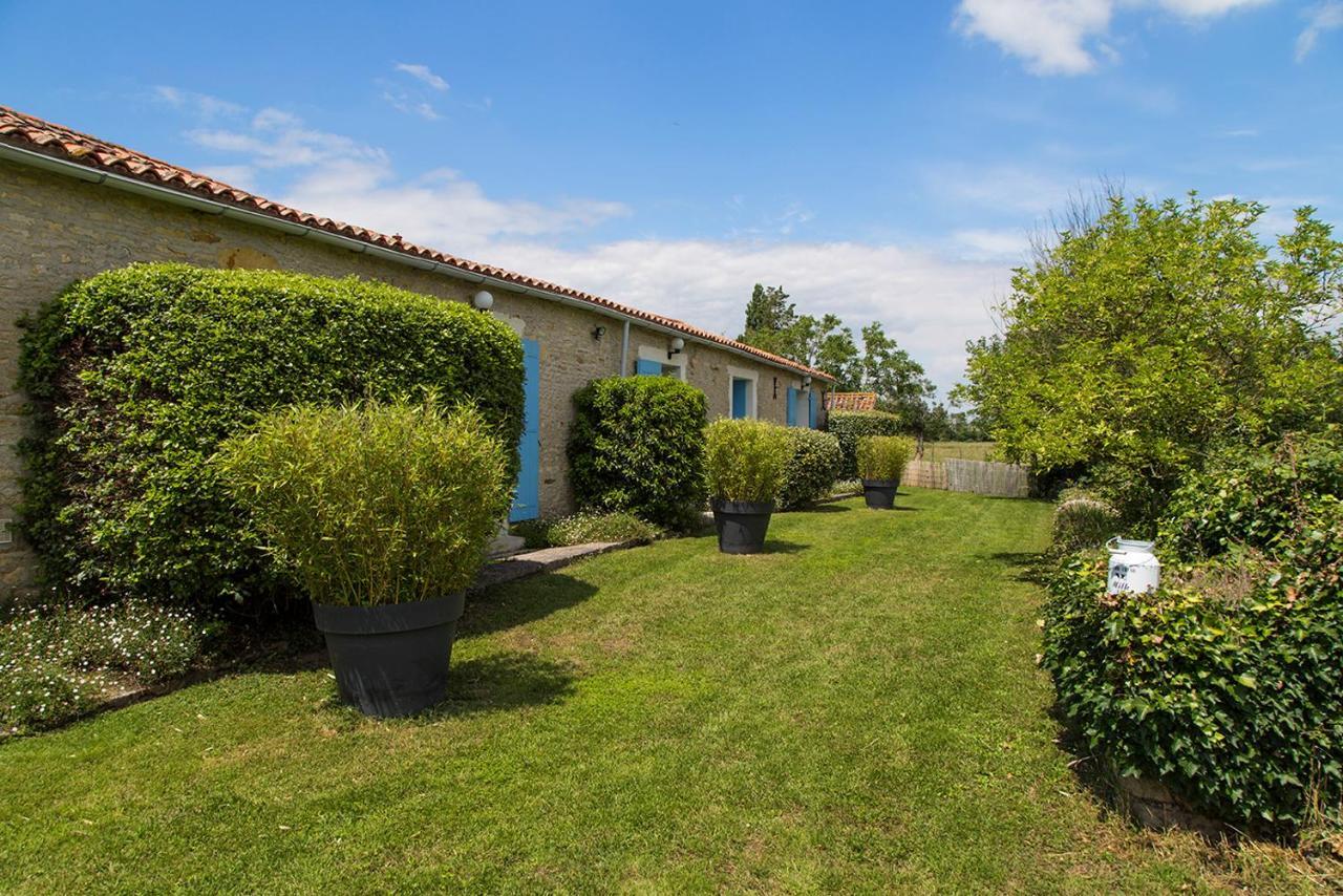 L'Enclos Bleu, Gite - Marais Poitevin Avec Piscine Chauffee Chaille-Les-Marais Kültér fotó