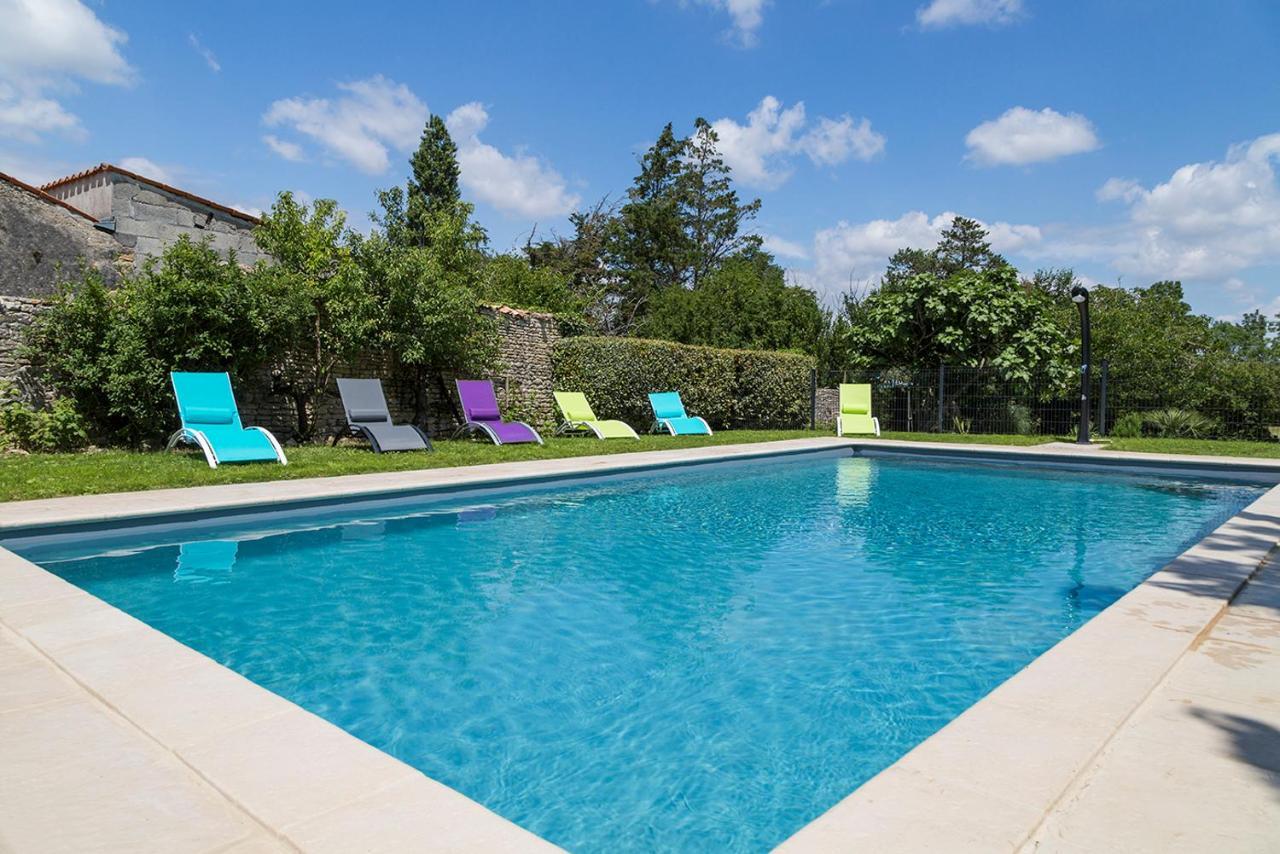 L'Enclos Bleu, Gite - Marais Poitevin Avec Piscine Chauffee Chaille-Les-Marais Kültér fotó