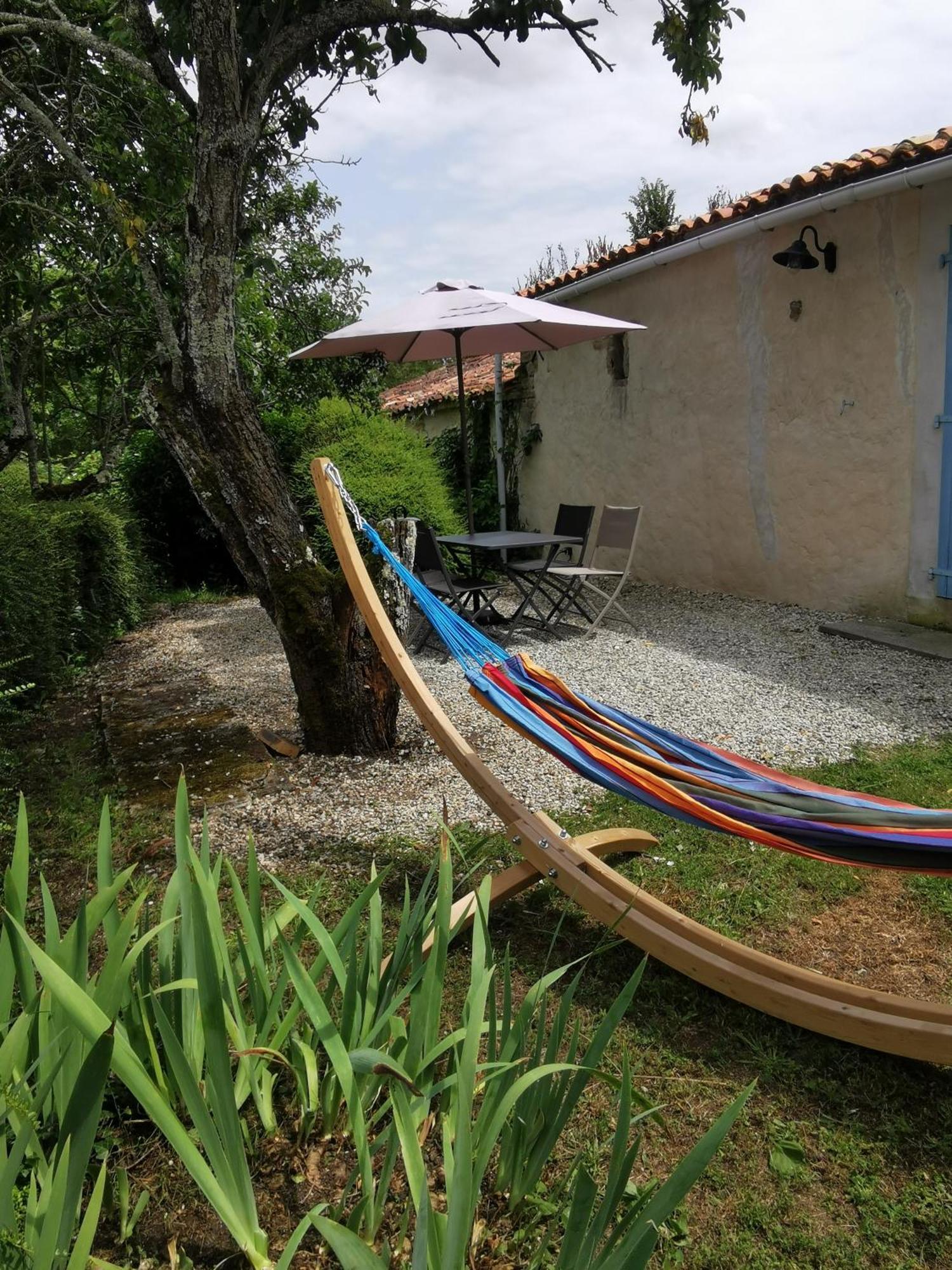 L'Enclos Bleu, Gite - Marais Poitevin Avec Piscine Chauffee Chaille-Les-Marais Kültér fotó