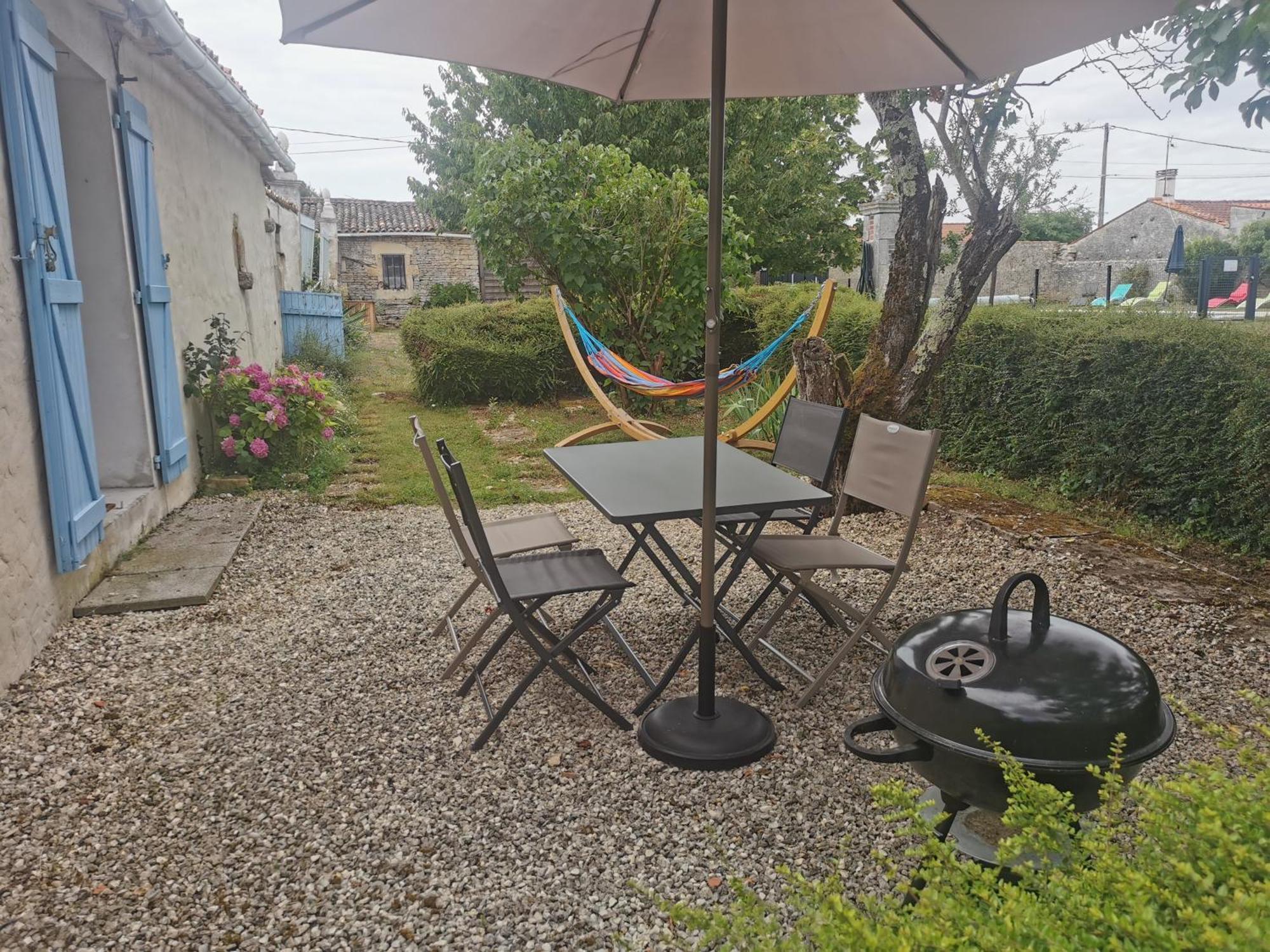 L'Enclos Bleu, Gite - Marais Poitevin Avec Piscine Chauffee Chaille-Les-Marais Kültér fotó