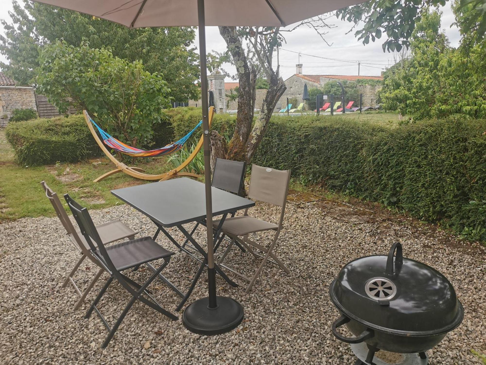 L'Enclos Bleu, Gite - Marais Poitevin Avec Piscine Chauffee Chaille-Les-Marais Kültér fotó
