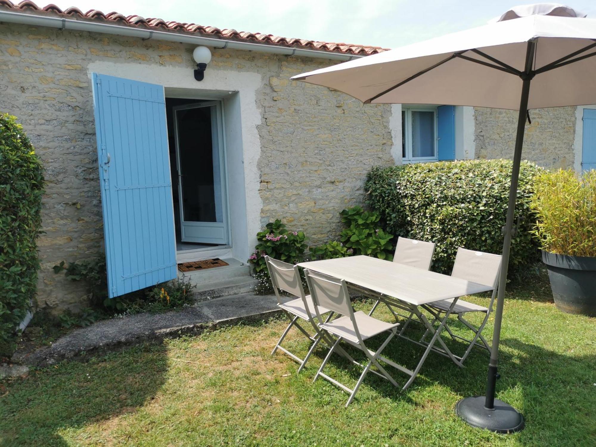 L'Enclos Bleu, Gite - Marais Poitevin Avec Piscine Chauffee Chaille-Les-Marais Kültér fotó
