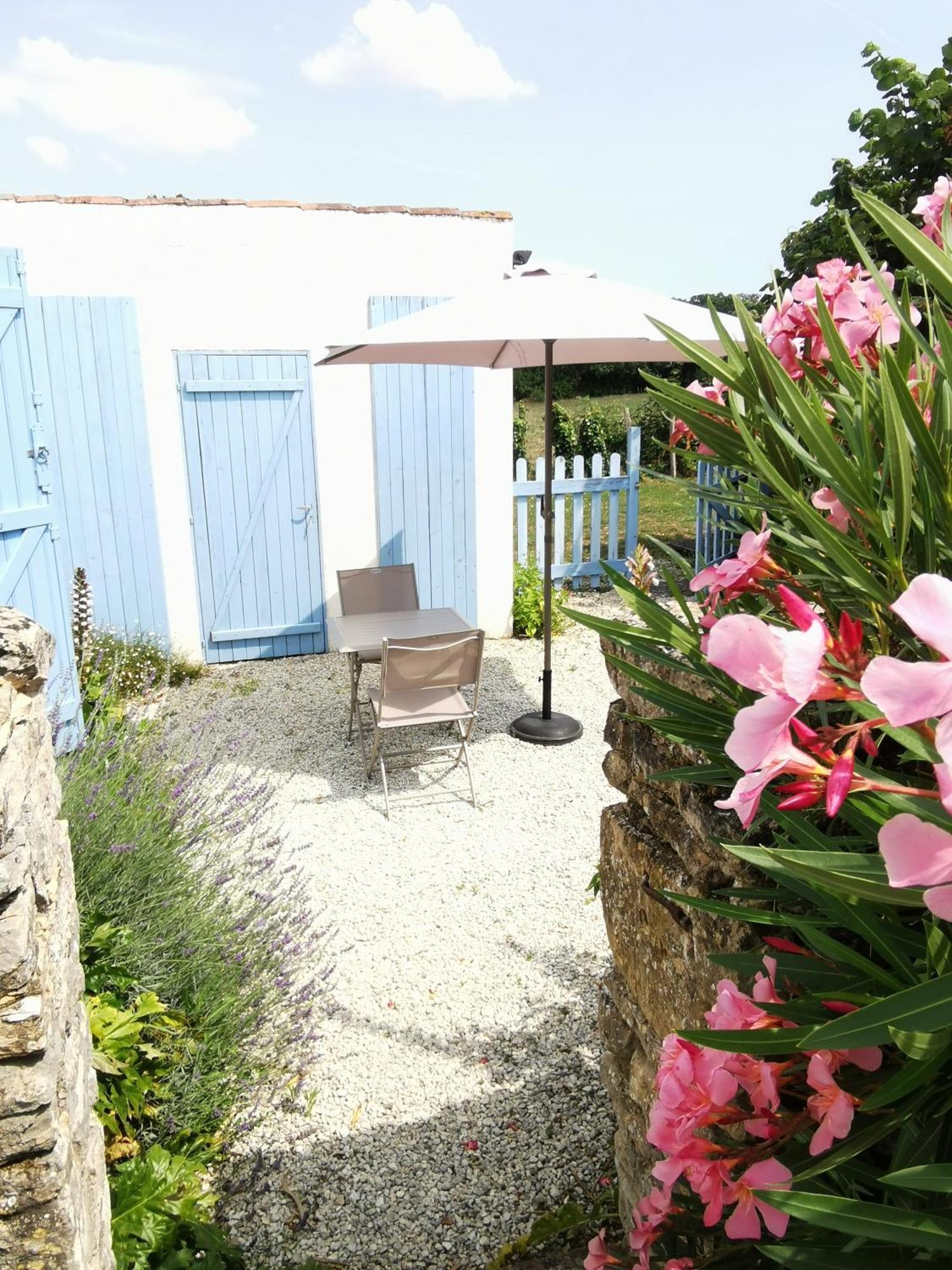 L'Enclos Bleu, Gite - Marais Poitevin Avec Piscine Chauffee Chaille-Les-Marais Kültér fotó